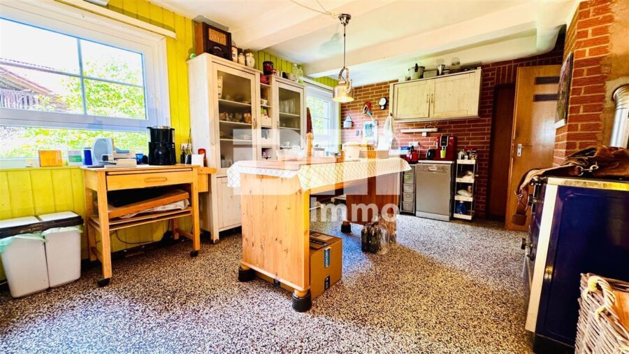 Saniertes Fachwerkhaus mit neuem Dach mit Nebengebäude + PV Anlage auf großem Grundstück - EG Küche / Zugang Terrasse überdacht